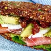 Rugbrødssandwich med pestocreme, skinke, mozzarella og avocado