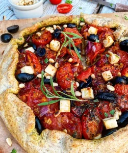 Rustik galette med tomat, feta og oliven