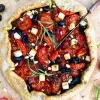 Rustik galette med tomat, feta og oliven