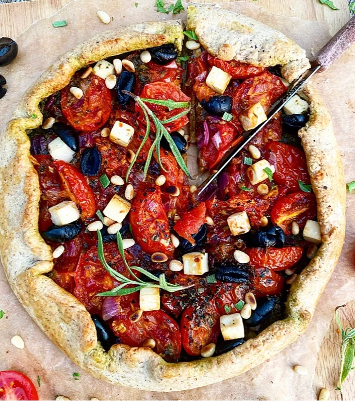 Rustik galette med tomat, feta og oliven