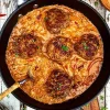 Saftige hakkebøffer i chili/paprika sovs med grønt og soltørrede tomater