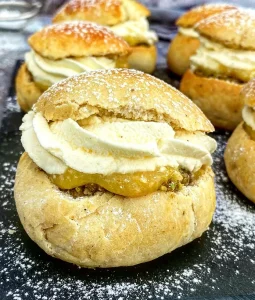 Semlor med pistacieremonce, lemoncurd og vaniljeskum