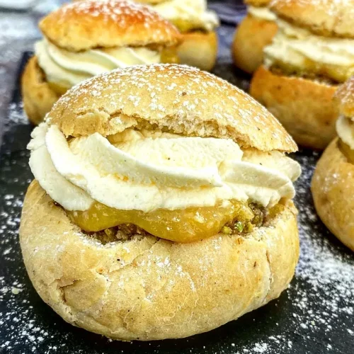 Semlor med pistacieremonce, lemoncurd og vanilleskum