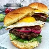 Sliders med hakkebøf, ærtepuré og spejlæg
