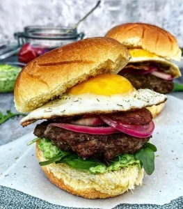 Sliders med hakkebøf, ærtepuré og spejlæg