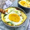 Små morgen-koketter med æg, champignon og tomat