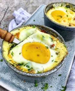 Små morgen-koketter med æg, spinat, tomat og mozzarella