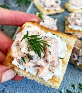 Små ristede brød med ricotta og laksesalat