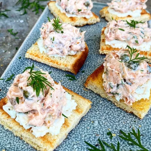 Små ristede brød med ricotta og laksesalat