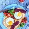 Smørstegt brød med spejlæg, bacon og tomatsalat