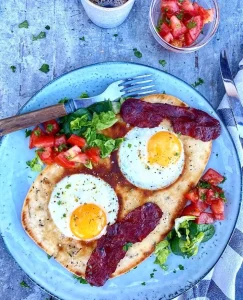 Smørstegt brød med spejlæg, bacon og tomatsalat