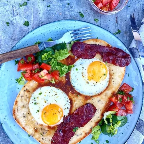 Smørstegt brød med spejlæg, bacon og tomatsalat
