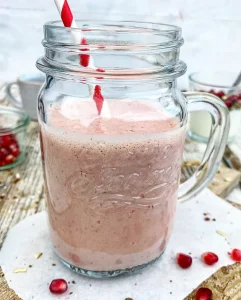 Smoothie med granatæble, jordbær og banan