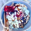 Speltgrød med skyr, bærkompot og lakrids