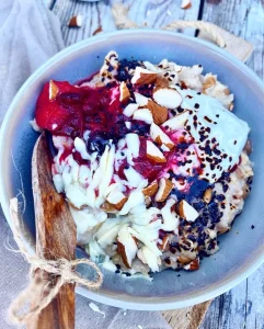 Speltgrød med skyr, bærkompot og lakrids