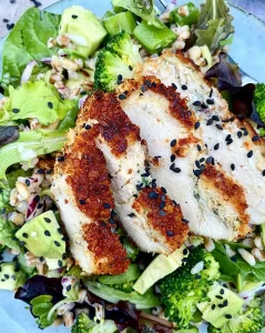 Speltsalat med broccoli, avocado og sprød kylling