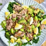 Speltsalat med tun, æg og avocado