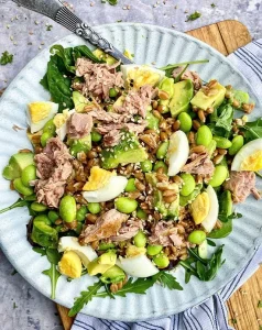 Speltsalat med tun, æg og avocado