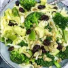Spidskålssalat med broccoli, slikærter og avocado