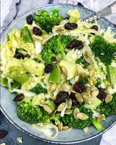 Spidskålssalat med broccoli, slikærter og avocado