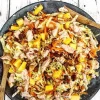 Spidskålssalat med ovnbagt laks og mango