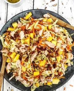 Spidskålssalat med ovnbagt laks og mango