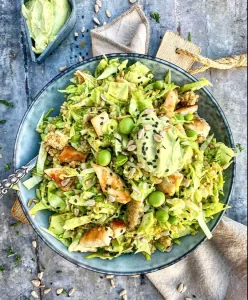 Spidskålssalat med quinoa, kylling, ærter og avocado