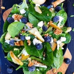 Spinatsalat med blåbær, pærer og feta