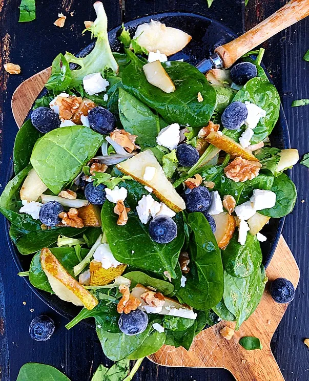 Spinatsalat med blåbær, pærer og feta