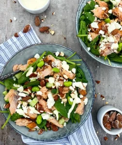 Spinatsalat med laks, feta, saltede mandler og sennepsdressing