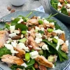 Spinatsalat med laks, feta, saltede mandler og sennepsdressing