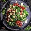 Spinatsalat med parmaskinke, pærer og salte mandler