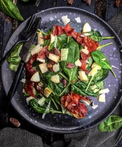 Spinatsalat med parmaskinke, pærer og salte mandler