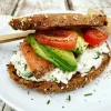 Sprød sandwich med hytteost, røget laks og avocado