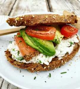 Sprød sandwich med hytteost, røget laks og avocado
