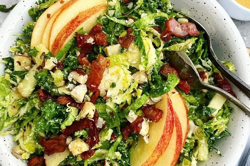 Sprød vintersalat med rosenkål, æbler, bacon og appelsindressing1