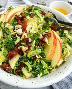 Sprød vintersalat med rosenkål, æbler, bacon og appelsindressing