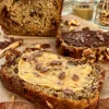 Svampet bananbrød med chokolade og hasselnødder