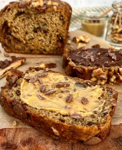 Svampet bananbrød med chokolade og hasselnødder