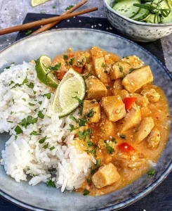 Thai inspireret kyllingegryde med agurkesalat