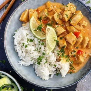 Thai inspireret kyllingegryde med agurkesalat
