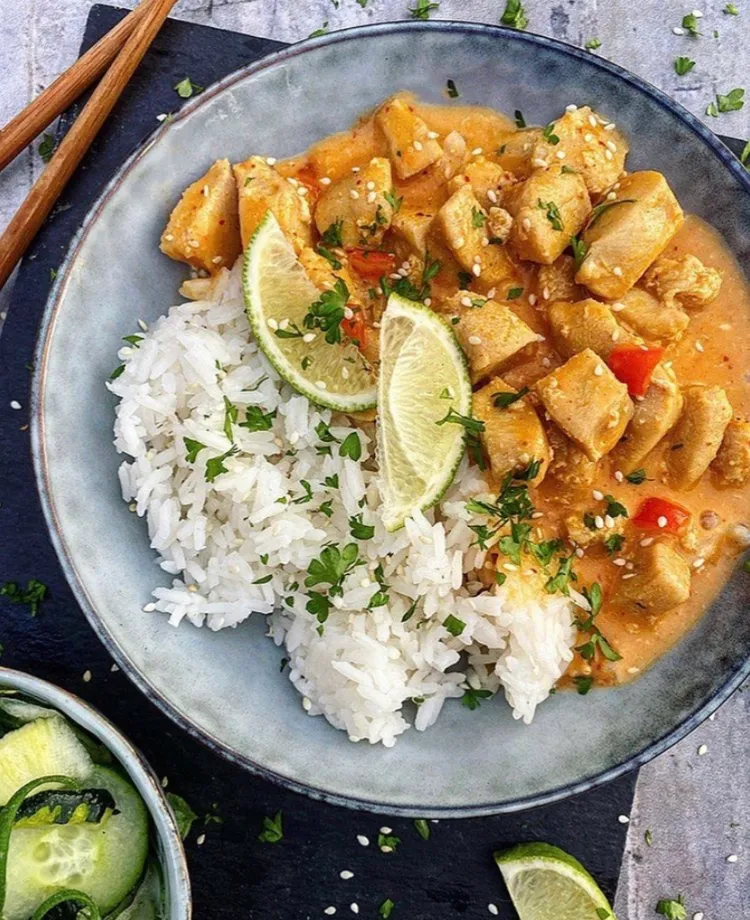 Thai inspireret kyllingegryde med agurkesalat