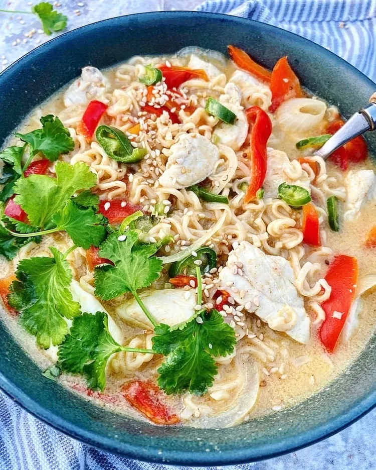 Thai-inspireret nudelsuppe med kylling, peberfrugt og tomat1
