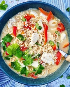 Thai-inspireret nudelsuppe med kylling, peberfrugt og tomat