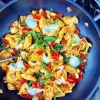 Tortellini med tomatsovs, mozzarella og basilikum