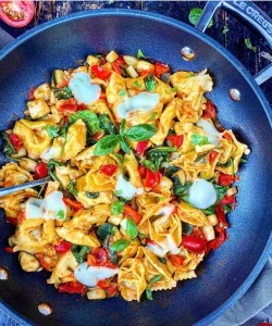 Tortellini med tomatsovs, mozzarella og basilikum