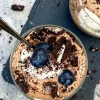 Trifli med choko-baileys moussé, vanilleskum, Oreos og blåbær1