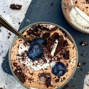 Trifli med choko-baileys moussé, vanilleskum, Oreos og blåbær1
