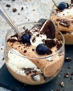 Trifli med choko-baileys moussé, vaniljeskum, Oreos og blåbær