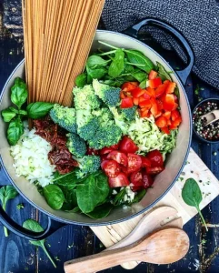 Vegetarisk one pot pasta med tomater, broccoli, spinat og peberfrugt